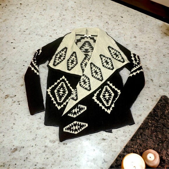 JACK by BB DAKOTA Women’s Black & White Aztec open shawl- Small - Picture 3 of 6